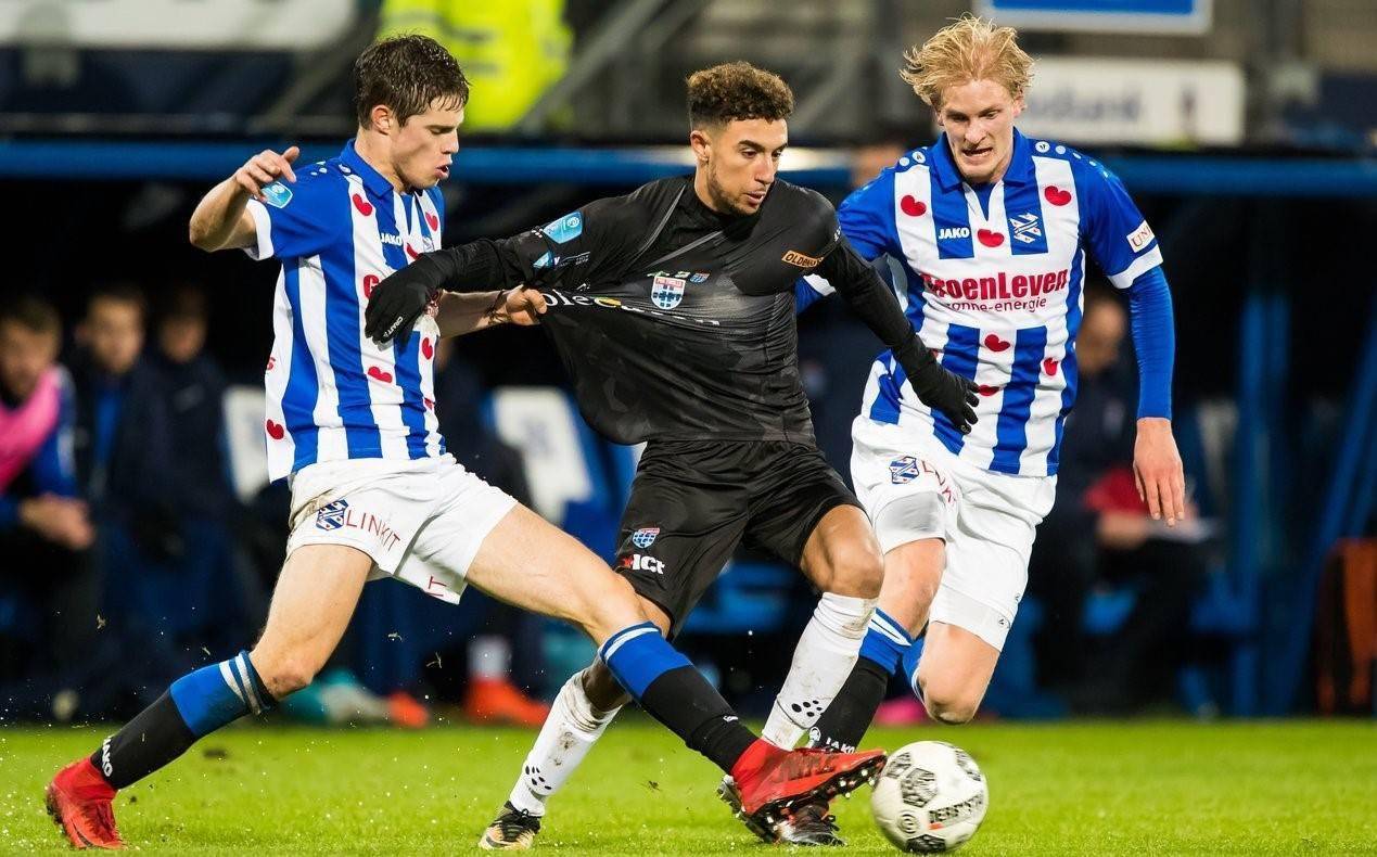 据领先位置 据领先位置